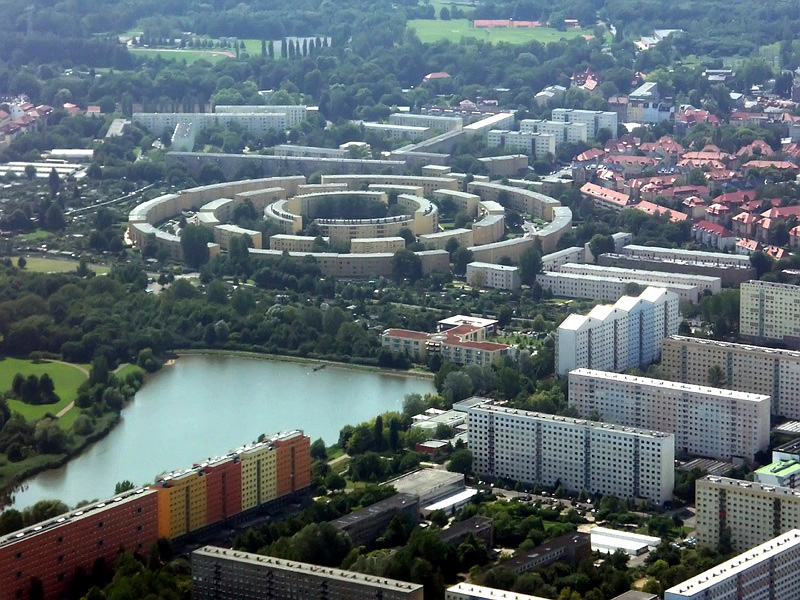 Lößnig von oben  Leipzig-Lößnig mit Stauteich und Rundling